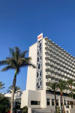 TORREMOLINOS, SPAIN - 24 Mayıs 2025: İspanya 'nın Torremolinos kıyı şeridi boyunca huzurlu bir yürüyüş, manzaralı ve ferahlatıcı bir deniz meltemi.