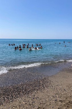 TORREMOLINOS, SPAIN - 24 Mayıs 2025: İspanya 'nın Torremolinos kıyı şeridi boyunca huzurlu bir yürüyüş, manzaralı ve ferahlatıcı bir deniz meltemi.