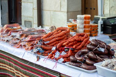 YUNQUERA, İspanya - 26 Ekim 2024: Kestane ve şarap festivali 26 Ekim 2024 tarihinde İspanya 'nın Yunquera kentinde