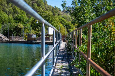 Merkezi San Pascual hidroelektrik santralinin panoramik manzarası, Yunquera, İspanya 