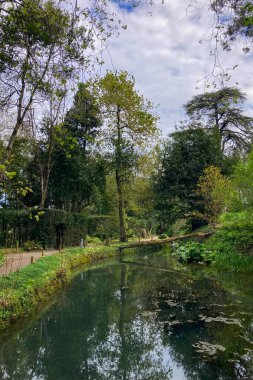 Atlantik Botanik Bahçesi, Gijon, Asturias, İspanya 'da yemyeşil, doğal bitki örtüsü ve huzurlu yürüyüş yollarıyla dolu muhteşem manzaralar sunar.