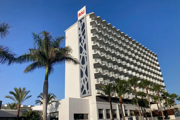 TORREMOLINOS, SPAIN - 24 Mayıs 2025: İspanya 'nın Torremolinos kıyı şeridi boyunca huzurlu bir yürüyüş, manzaralı ve ferahlatıcı bir deniz meltemi.