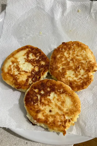 Geleneksel Ukrayna peynirli kekleri.