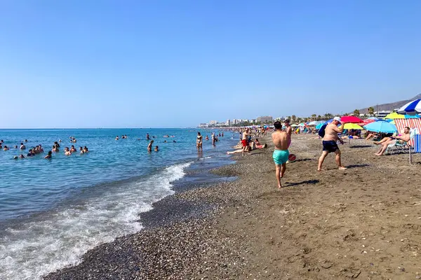 TORREMOLINOS, SPAIN - 24 Mayıs 2025: İspanya 'nın Torremolinos kıyı şeridi boyunca huzurlu bir yürüyüş, manzaralı ve ferahlatıcı bir deniz meltemi.