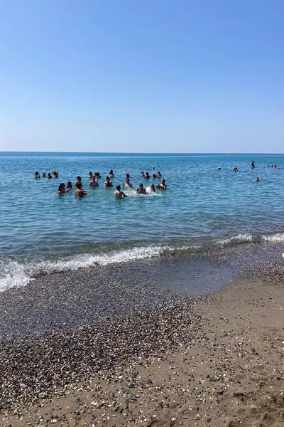 TORREMOLINOS, SPAIN - 24 Mayıs 2025: İspanya 'nın Torremolinos kıyı şeridi boyunca huzurlu bir yürüyüş, manzaralı ve ferahlatıcı bir deniz meltemi.