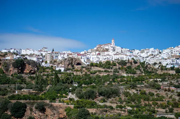 Yunquera, Endülüs, İspanya 'da rahat beyaz evleri olan tipik İspanyol köyüne panoramik manzara