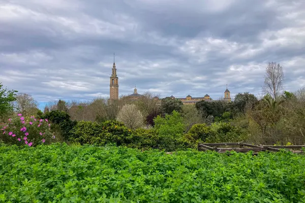 GIJON, SPAIN - 5 Nisan 2025: Üniversite Laboratuvarı, ilk olarak yetimler için eğitim merkezi olarak inşa edilen, şimdi çeşitli önde gelen kültür kurumlarına ev sahipliği yapıyor