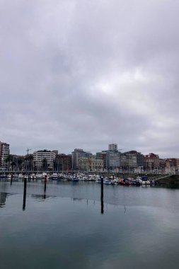 Gijn, İspanya 'nın Asturias kentinde 7 Nisan 2025 tarihinde kurulmuş canlı bir sahil kentidir..