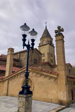 Gijon, İspanya - 7 Nisan 2025 San Pedro Kilisesi, İspanya 'nın başkenti Asturias' ta yer alan bir Katolik kilisesidir.