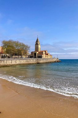 Gijon, İspanya - 7 Nisan 2025 San Pedro Kilisesi, İspanya 'nın başkenti Asturias' ta yer alan bir Katolik kilisesidir.