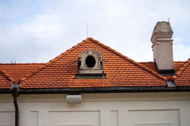 SLOVAKIA, BRATISLAVA - 8 Ocak 2025 Bratislava Kalesi Bratislava 'daki Little Carpatthians' ın izole edilmiş kayalık tepesinde bulunan dört köşeli kuleleri olan devasa dikdörtgen bir bina