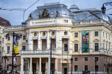 SLOVAKIA, BRATISLAVA - 8 Ocak 2025: Slovak Ulusal Tiyatrosu, Slovakya 'nın Bratislava kentindeki en eski profesyonel tiyatrodur.