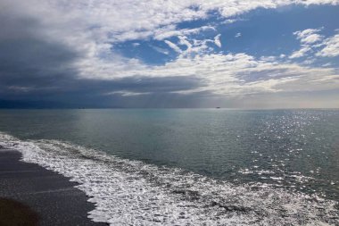 İspanya 'nın Torremolinos plajında güneşli sakin bir sabah