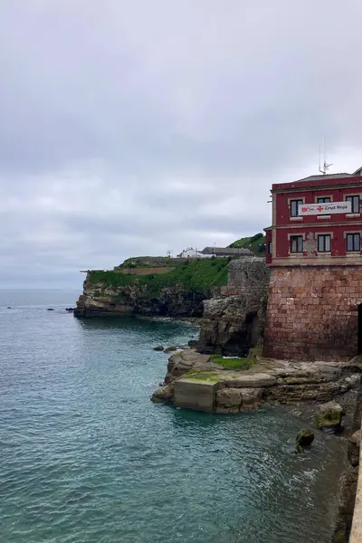 Gijn, İspanya 'nın Asturias kentinde 7 Nisan 2025 tarihinde kurulmuş canlı bir sahil kentidir..