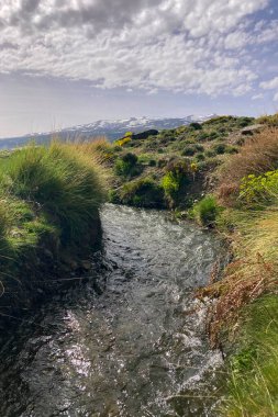 İlkbaharda eriyen kardan akan su akıntısı, Sierra Nevada, Endülüs, İspanya