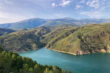 Guadalfeo Nehri 'ndeki Rezerv Kuralları, İspanya' nın Granada kentinde manzaralı manzaralar ve bölgesel öneme sahip çarpıcı dağlık arazilerin arasına yerleştirilmiş hayati bir su kütlesidir.