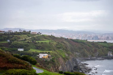 Yüksek Providencia perspektifinden görülen deniz manzarası Gijn, Asturias, İspanya 'da dramatik kıyı manzaraları sunuyor.