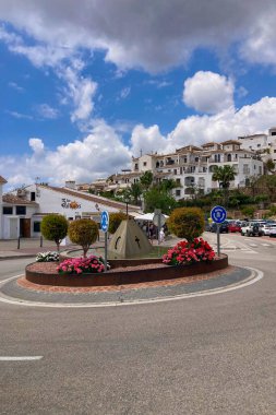 FRIGILIANA, SPAIN - 10 Mayıs 2025: Frigiliana, İspanya 'da beyazlatılmış evler ve renkli çiçeklerle çevrili büyüleyici dar sokaklarda huzurlu bir yürüyüş