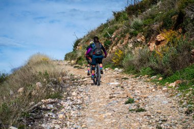 MIJAS, İspanya - 22 Ocak 2025: Terk edilmiş açık maden boyunca yürüyüş yapmak ve İspanya 'nın Mijas kenti yakınlarında yanan ağaçlar