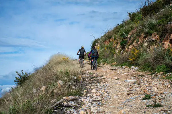 MIJAS, İspanya - 22 Ocak 2025: Terk edilmiş açık maden boyunca yürüyüş yapmak ve İspanya 'nın Mijas kenti yakınlarında yanan ağaçlar