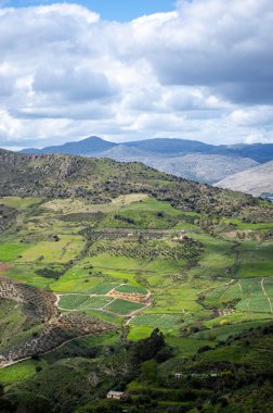 Sierra Tejeda Doğal Parkı 'nda çarpıcı manzaralar ve barışçıl doğa deneyimleri sunan doğa, yürüyüş yollarını çevrelemektedir.