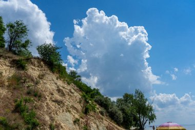 Pyvykha Dağı Ukrayna 'daki Kremenchuk Reservoir kıyısı boyunca yükselir, büyük bir kayaya benzer ve kamp, hafif yürüyüş ve ferahlatıcı yüzme için popüler bir durak olarak hizmet verir..