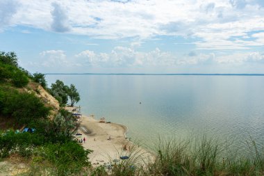 Pyvykha Dağı Ukrayna 'daki Kremenchuk Reservoir kıyısı boyunca yükselir, büyük bir kayaya benzer ve kamp, hafif yürüyüş ve ferahlatıcı yüzme için popüler bir durak olarak hizmet verir..