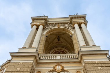 ODESA, UKRAINE - 21 Temmuz 2021: Fellner ve Helmer tarafından Neo-barok tarzında yapılmış bir mimari başyapıt olan Odesa Opera ve Bale Tiyatrosu, Odesa, Ukrayna 'da kültürel bir mücevher olarak yer almaktadır.