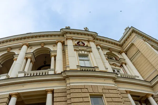 ODESA, UKRAINE - 21 Temmuz 2021: Fellner ve Helmer tarafından Neo-barok tarzında yapılmış bir mimari başyapıt olan Odesa Opera ve Bale Tiyatrosu, Odesa, Ukrayna 'da kültürel bir mücevher olarak yer almaktadır.