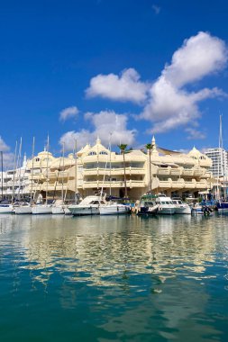 BENALMADENA, SPAIN - 24 Mayıs 2025 İspanya 'nın canlı limanı Benalmadena' da, kıyı cazibesi ve deniz zarafeti ile çevrili demirlemiş yatlar arasında rahatlatıcı bir yürüyüş yapmak.