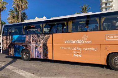 BENALMADENA, İSPAN - 24 Mayıs 2025 İspanya 'nın Benalmadena sahil şeridi boyunca huzurlu bir yürüyüş, manzaralı ve ferahlatıcı deniz meltemi.