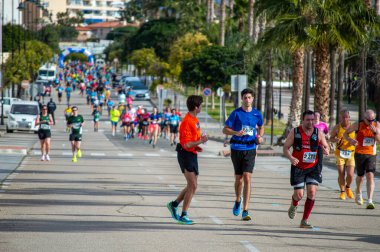 TORREMOLINOS, SPAIN - 2 Şubat 2025: Torremolinos, İspanya 'da Maraton de Torremolinos' ta koşucular