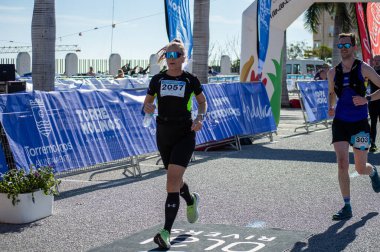 TORREMOLINOS, SPAIN - 2 Şubat 2025: Torremolinos, İspanya 'da Maraton de Torremolinos' ta koşucular