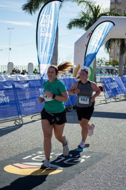 TORREMOLINOS, SPAIN - 2 Şubat 2025: Torremolinos, İspanya 'da Maraton de Torremolinos' ta koşucular