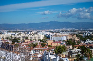 TORREMOLINOS, SPAIN - 2 Şubat 2025: Torremolinos, İspanya 'da Maraton de Torremolinos' ta koşucular