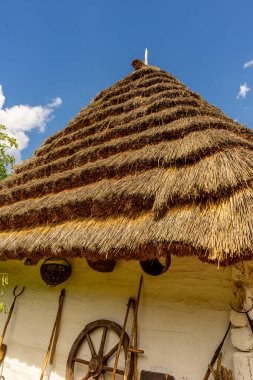 Ukrayna 'nın tipik bir antik evi, Ukrayna' daki geleneksel kırsal mimari ve kültür mirasını yansıtan, saman ile kaplıdır..