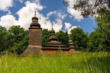 Ukrayna 'nın tipik bir antik ahşap kilisesi, Ukrayna' daki geleneksel kırsal mimari ve kültür mirasını yansıtan, saman ile kaplıdır..