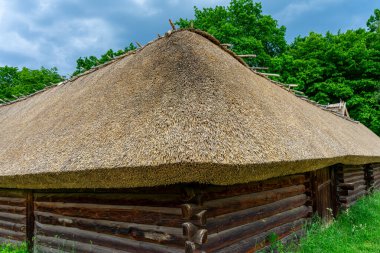 Ukrayna 'nın tipik bir antik evi, Ukrayna' daki geleneksel kırsal mimari ve kültür mirasını yansıtan, saman ile kaplıdır..