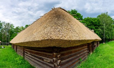Ukrayna 'nın tipik bir antik evi, Ukrayna' daki geleneksel kırsal mimari ve kültür mirasını yansıtan, saman ile kaplıdır..