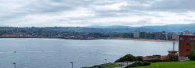 Gijn, İspanya 'nın Asturias şehrinde canlı bir sahil kentidir ve plajları, kültürü ve deniz mirası ile tanınır..