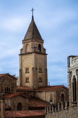 Gijon, İspanya - 7 Nisan 2025 San Pedro Kilisesi, İspanya 'nın başkenti Asturias' ta yer alan bir Katolik kilisesidir.