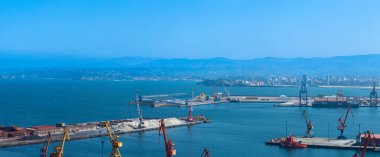 GijON, İspanya - 7 Nisan 2025: Gijn limanı Gijn, Asturias, İspanya 'daki manzaralı kıyı manzaraları arasında yerleşim yerleri