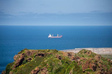 GijON, İspanya - 7 Nisan 2025: Gijn limanı Gijn, Asturias, İspanya 'daki manzaralı kıyı manzaraları arasında yerleşim yerleri