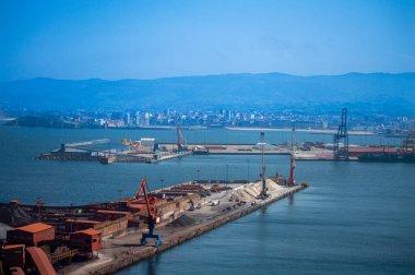 GijON, İspanya - 7 Nisan 2025: Gijn limanı Gijn, Asturias, İspanya 'daki manzaralı kıyı manzaraları arasında yerleşim yerleri