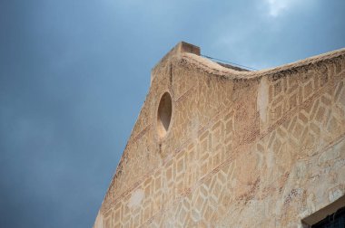 FRIGILIANA, SPAIN - 10 Mayıs 2025: Frigiliana, İspanya 'da beyazlatılmış evler ve renkli çiçeklerle çevrili büyüleyici dar sokaklarda huzurlu bir yürüyüş