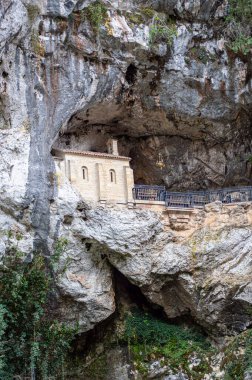 COVADONGA, İspanya - 6 Nisan 2025: Asturias 'taki Covadonga kutsal mağarası, bazilikası ve çarpıcı doğal çevresiyle bilinen tarihi bir dağ köyüdür..
