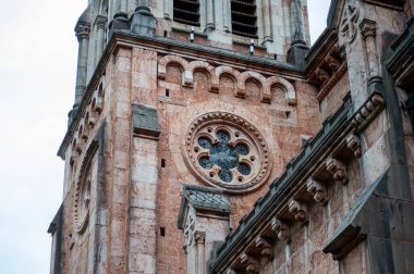 COVADONGA, İspanya - 6 Nisan 2025: Asturias 'taki Covadonga kutsal mağarası, bazilikası ve çarpıcı doğal çevresiyle bilinen tarihi bir dağ köyüdür..