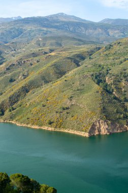 Guadalfeo Nehri 'ndeki Rezerv Kuralları, İspanya' nın Granada kentinde manzaralı manzaralar ve bölgesel öneme sahip çarpıcı dağlık arazilerin arasına yerleştirilmiş hayati bir su kütlesidir.