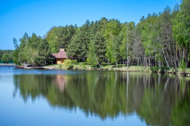 Ukrayna 'daki Sukholuchchya Parkı' ndan Dinyeper Nehri üzerinde sergilenen manzaralar dingin manzaralar ve yemyeşil alanlar sergiliyor..