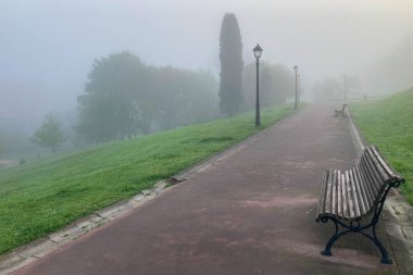 İspanya 'nın Oviedo kentindeki West Park, yürüyüş yolları, yemyeşil çimenler ve eğlence alanları sunan geniş bir kentsel alandır.